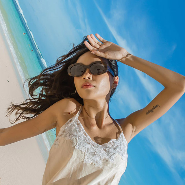 Swept away by the breeze, feeling the warmth of the sun, and the freedom of the ocean — it’s moments like this that @mundakaoptic frames perfectly.  #mundakaoptic #chasinghorizons #sunkissed